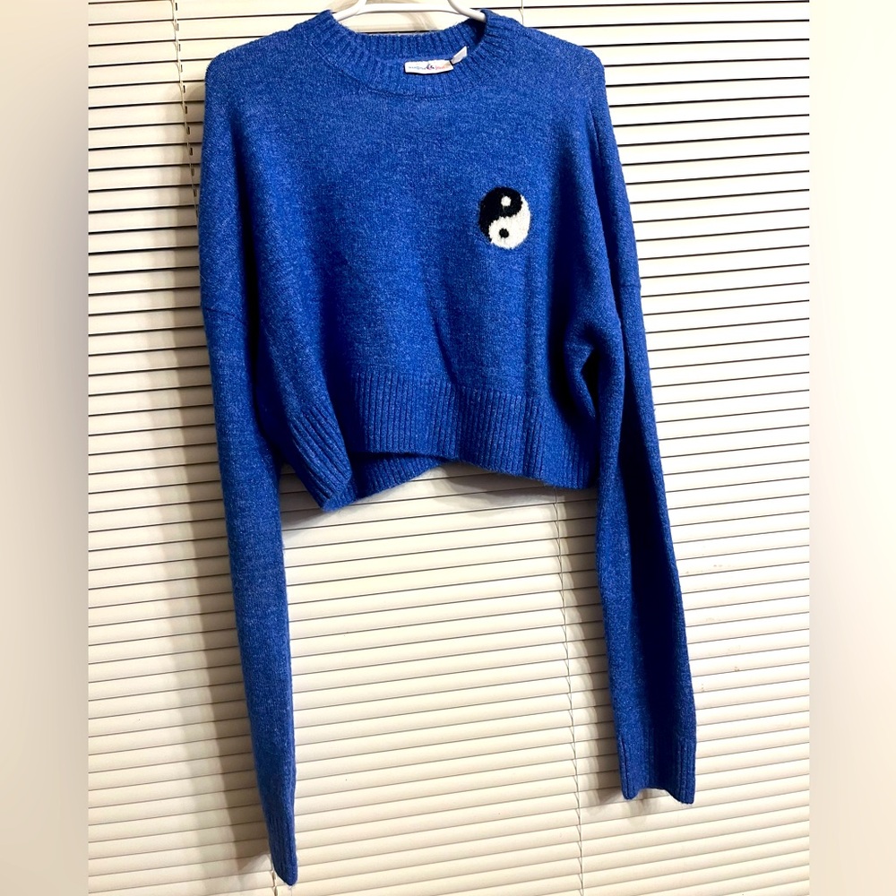 Women’s XXL Glittery Blue Sweater with Yin Yang Design!☯️💙
